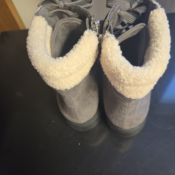 EUC gray booties sz 9.5 - Picture 7 of 12